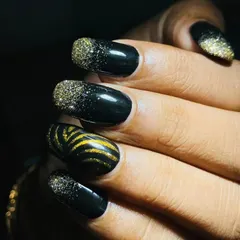 For clients who love a bold and dramatic look, I created this Great Gatsby inspired set. It combines a glossy black gel polish with a gold glitter fade and a striking zebra-print accent nail. This design shows how we can play with themes and textures.