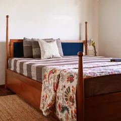 This custom storage bed was designed for a client who wanted to optimize space without compromising on aesthetics. The half-poster design adds a touch of grandeur, while the base provides ample storage.