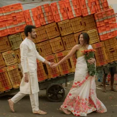 Finding a moment of calm and connection in the beautiful chaos of Dadar's flower market. This is what I mean by capturing real, unposed love in the heart of Mumbai.