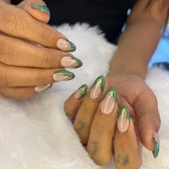 A chic and earthy version of a French manicure. This set features a deep olive green tip, accented with a fine gold line for a touch of sophistication.