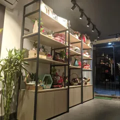 We used a combination of open shelving and closed cabinets in this retail space. This provides ample room for product display while also offering hidden storage for extra stock, keeping the shop floor neat.