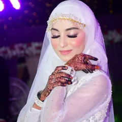 A soft yet stunning Arabic makeup look for a bride. The lashes here are full and wispy, adding glamour and definition while maintaining an elegant and romantic feel for her special day.