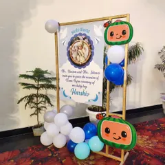 We also provide custom welcome boards to greet your guests. This wooden-frame sign was designed for a baby boy's ceremony, featuring a personalized invitation message and decorated with Cocomelon-themed foil balloons.