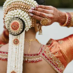 The details complete the story. I love creating traditional South Indian bridal hairstyles, from intricate braids to stunning floral arrangements like this classic jasmine and gold jada, which perfectly complements the bridal saree and jewellery.