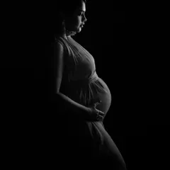 A classic profile silhouette, this image is all about the form and the quiet strength of the mother-to-be. It's a timeless and powerful statement.