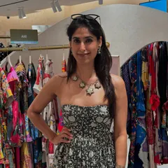 A simple strapless dress in a neutral floral print. This look is perfect for a daytime event, showing that elegance can be understated and comfortable. The star necklace adds a touch of personality.