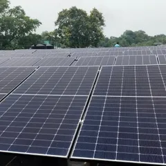 A closer look at the high-efficiency 590 Wp TOPCon solar panels installed at the Bokaro government facility. These panels provide superior performance, ensuring the site has a reliable source of clean energy for its daily operations.