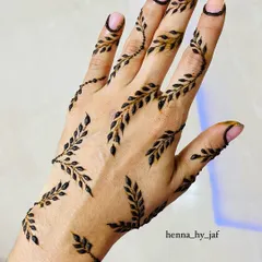 A minimalist and modern take on a vine pattern. This design features scattered leafy branches that gracefully adorn the back of the hand and fingers.