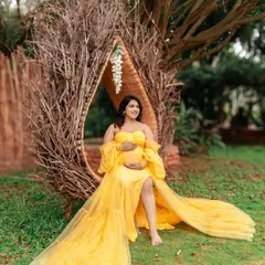 A perfect moment of peace and happiness. Outdoor maternity sessions in a park or garden allow for beautiful, relaxed portraits like this one.