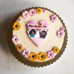 How cute is this custom illustrated cheesecake? I hand-painted this little doodle on fondant, based on a picture of the couple. I love creating these personal touches that tell your unique story.