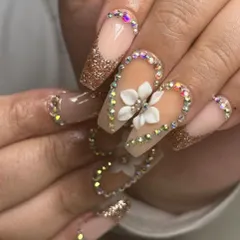 The ultimate bling. This glamorous set features a 3D flower surrounded by a heart of aurora borealis crystals on a gold glitter base.
