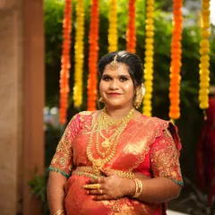 My favourite client Shruthi at her Valaikaappu (baby shower). I draped her beautiful red silk saree to be comfortable and elegant, ensuring she felt special on her big day.