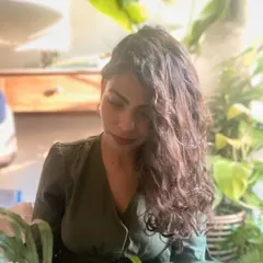 Surrounded by green is where I feel most at peace. This business started from a personal need to connect with nature and find a sense of calm. My goal is to share that feeling with you through my workshops and creations.