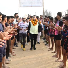 Welcoming the chief guest, Shri Randhir Singh Sehrawat, coach of the Bengaluru Bulls, to our 62kg National Style Kabaddi tournament.