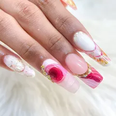 A full hand view of a creative set combining inbuilt florals, a 3D rose, marble effects, and crystal accents. We teach you how to mix and match techniques.