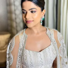 This angle highlights her radiant complexion and the clean, sophisticated feel of the overall look.