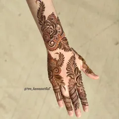 A full view of this gorgeous Gulf henna design. The pattern extends from the wrist to the index finger, creating a very graceful and elongated look.