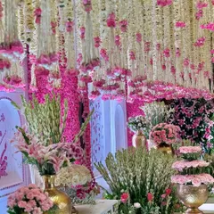 A closer look at the symphony of textures and colors. Cascading florals, vibrant pink blooms, and hammered gold vases come together to create a setting that is nothing short of a dream. 🪷