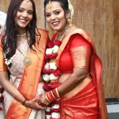A lovely moment between a bride and her sister, both wearing sarees I pre-pleated for the wedding. My service is also available for the entire bridal party to ensure everyone looks coordinated and elegant.