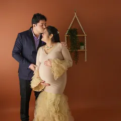 This image shows how a clean background helps capture the beautiful connection between a couple during their maternity shoot. The wall system ensures the backdrop is flawless, adding a touch of luxury and professionalism to the final photograph.