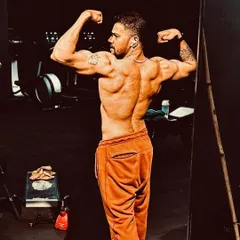 As your coach, I lead by example. This is the result of years of discipline, consistency, and smart strength training, which are the core principles I bring to my online personal training programs.
