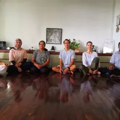Another group photo from a Surya Kriya session. The practice is open to everyone over 14, regardless of prior yoga experience, who is seeking to improve their health and inner wellbeing.