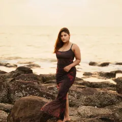 A golden hour portrait session on a rocky Mumbai beach. I focused on using the soft, warm light of the sunset to capture a natural and relaxed moment against the sea.