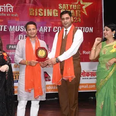 Honoring one of our esteemed guests during the 'Satyug Rising Stars' award ceremony. It is a privilege to have such experienced artists support our event.