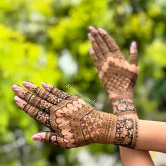 This design features a beautiful blend of geometric grids and soft, scalloped edges. The contrast between the sharp lines and flowing curves creates a visually stunning effect on the hands.