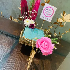 I also design unique holders for return gifts or special favors. This miniature golden tricycle is decorated with flowers and holds a gift box, offering a charming way to thank your guests.