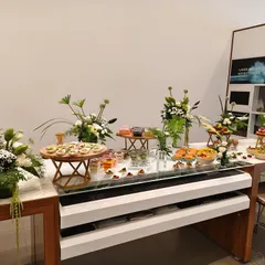 A feast that’s as beautiful as it is delicious. Every detail is crafted to perfection, from the elegant blooms to the gourmet bites.
