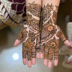 A classic Indo-Arabic design, a popular choice for siders and guests who want a beautiful but not-too-heavy design.