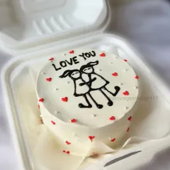 A simple stick-figure drawing on this bento cake perfectly captures the joy of friendship. It’s a fun and modern way to say "I love you" to your bestie.