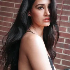 A classic, beautiful look for the stunning Disha Patani during New York Fashion Week. I focused on creating healthy, glossy waves to complement her style for the Calvin Klein event.