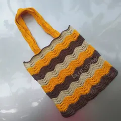 This is my Gelato tote bag, featuring a beautiful ripple stitch that creates a gentle wave pattern. I used an earthy color palette of yellow, brown, and beige for this piece.