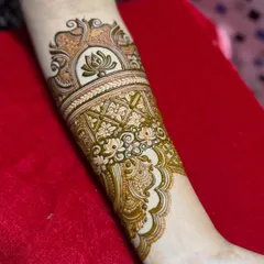 Here, we add shading and bolder lines to create depth and contrast. You can see how the design starts to pop as we layer different textures and patterns.