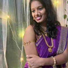This look shows a complete Maharashtrian jewellery set, including the nath, bajuband (armlet), and layered necklaces, all available for you to rent.