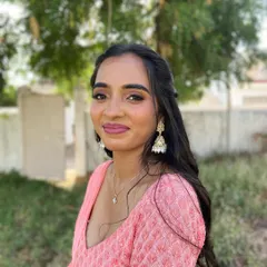 A bright and happy smile from this lovely client. Her makeup is soft and natural, perfect for the outdoor setting and her beautiful pink outfit.