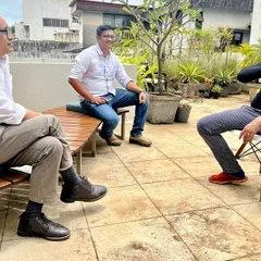 An impromptu discussion with fellow architects at their studio in Belgaum. These informal exchanges with colleagues are often where the most stimulating and generative ideas emerge.