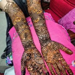 This full-arm bridal design is a testament to patience and artistry. The combination of floral, paisley, and checkerboard patterns creates a rich and textured look.