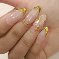 I’m obsessed with how this set turned out. These are long, almond-shaped gel extensions with a modern take on the French manicure, using bold gold chrome for the tips and delicate 3D star embellishments for that extra sparkle.