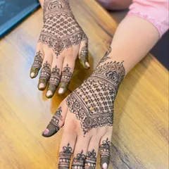 This design combines a delicate net pattern on the back of the hand with detailed work on the fingers. It’s an elegant choice that looks beautiful from every angle.