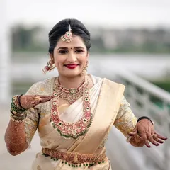 A happy, dancing bride! I love this picture of Usha. She is wearing a gorgeous Kemp stone haram and choker set.