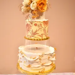 This four-tiered masterpiece was for a 40th anniversary. It features vanilla chocolate layers, a hand-stenciled tier, a floating separator, and beautiful sugar flowers, creating a look of pure golden elegance.