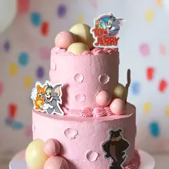 A two-tier throwback to the iconic Tom & Jerry. This fun, cheese-themed cake is crafted with edible magic, using no fondant or buttercream, making it a totally binge-worthy treat.
