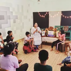 The whole group is captivated during our 'Nautical Narratives' session. We set up our workshops in a circle to create a cozy, inclusive atmosphere where every child feels involved in the storytelling experience.