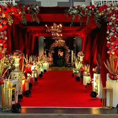 The entrance is the first chapter of your wedding story. I designed this dramatic red carpet walkway, framed by a tunnel of rich red florals and velvet, to give guests an unforgettable, cinematic welcome.