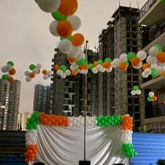 I can handle large-scale outdoor decorations for national holidays, like this Independence Day setup featuring a tricolor balloon backdrop and matching overhead garlands.