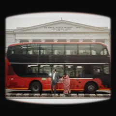 The iconic red double-decker bus adds a classic Bombay touch. This shot, with the historic Asiatic Society library in the background, is a perfect blend of nostalgia and modern love.