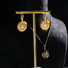 Detail isn’t decoration, it’s discipline. This octagonal pendant and earring set from the Eternal Collection shows how controlled craftsmanship can create something that feels clean, calm, and beautifully deliberate.